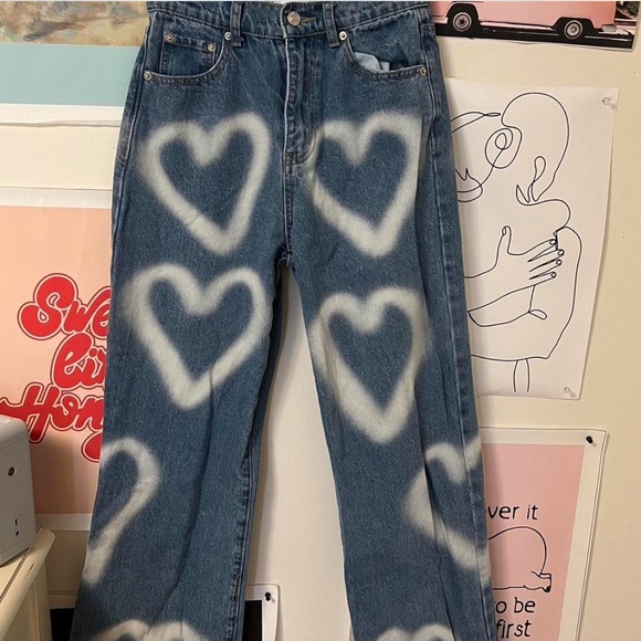 Adika: wide leg jeans with white graffiti hearts - Picture 2 of 3